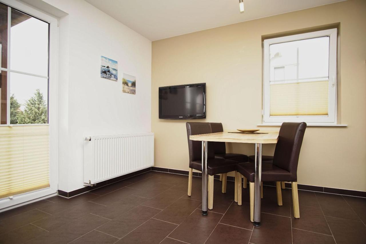 Ferienhaus De niege Wech Wohnung 02 mit Sauna- und Schwimmbadnutzung im AHOI Sellin Thiessow Exterior foto