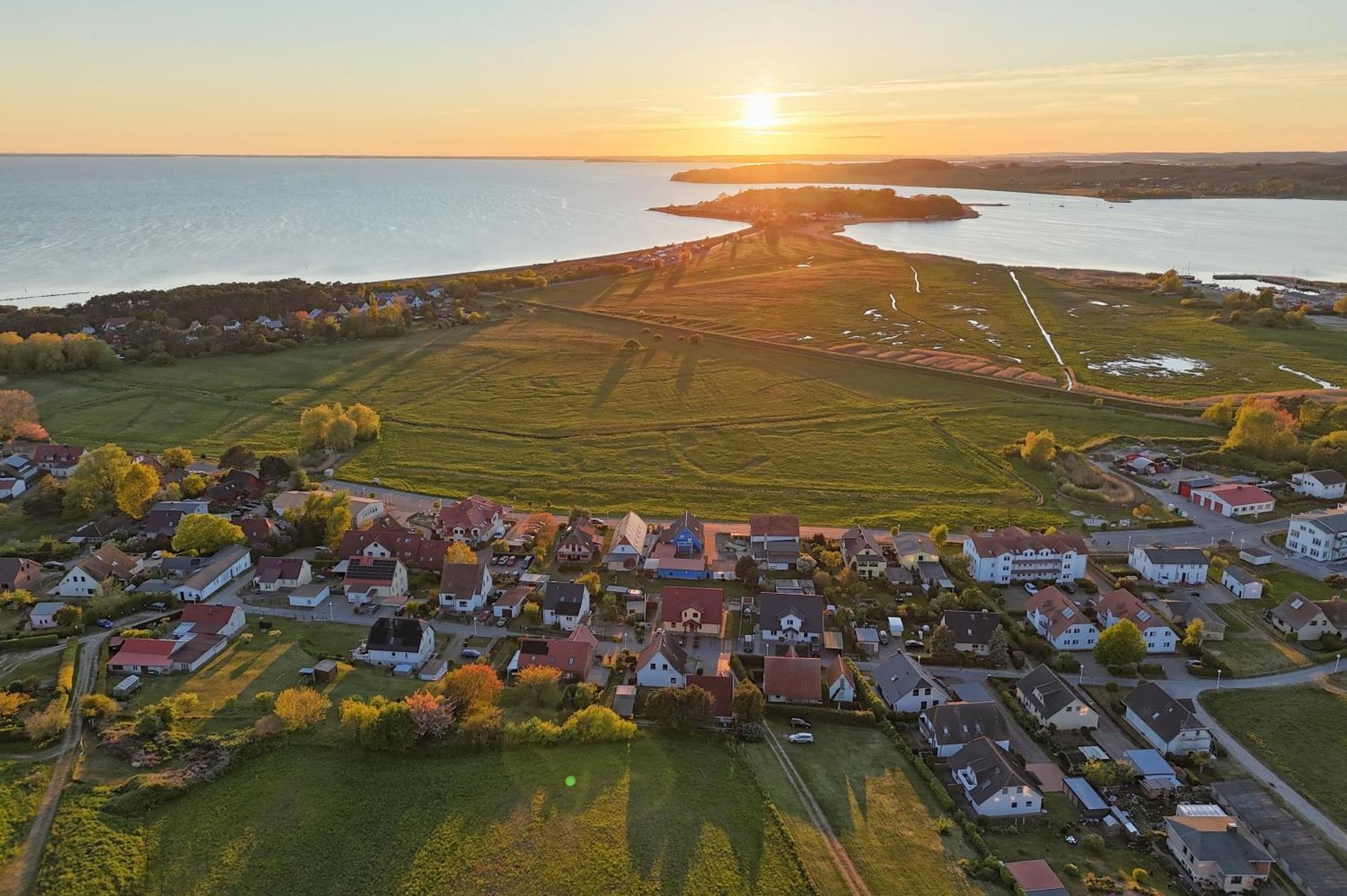 Ferienhaus De niege Wech Wohnung 02 mit Sauna- und Schwimmbadnutzung im AHOI Sellin Thiessow Exterior foto